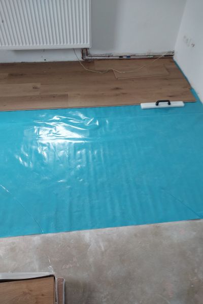 Matthias Brummer Helles Eiche-Laminat – Zustand vor der Sanierung, Bild 1 – Innenausbau Landshut