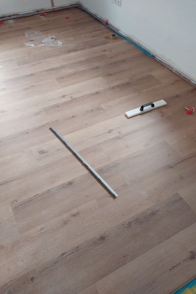 Matthias Brummer Helles Eiche-Laminat – Zustand vor der Sanierung, Bild 2 – Innenausbau Landshut