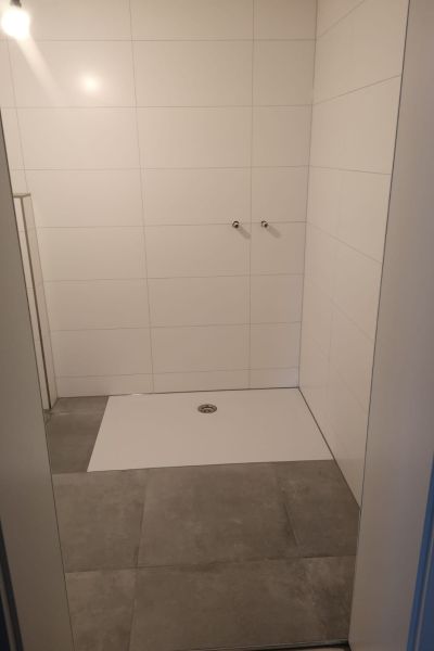 Matthias Brummer Weißes Duschbad – Fertiggestelltes Ergebnis, Bild 3 – Haussanierung Region Landshut