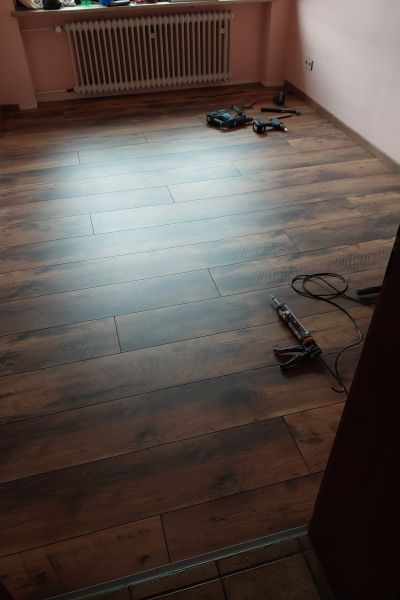 Matthias Brummer Dunkles Laminat & Fliesenrenovierung – Fertiggestelltes Ergebnis, Bild 1 – Haussanierung Region Landshut