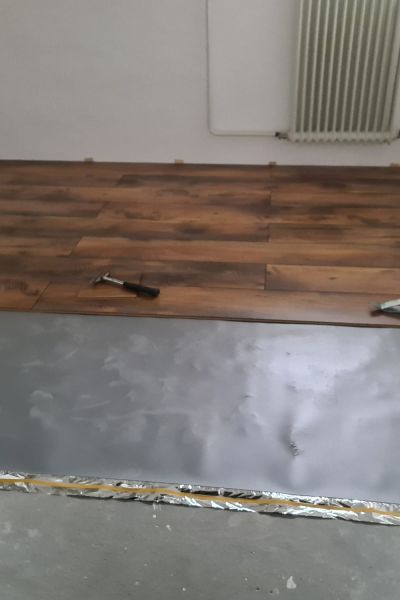 Matthias Brummer Dunkles Laminat & Fliesenrenovierung – Zustand vor der Sanierung, Bild 3 – Innenausbau Landshut