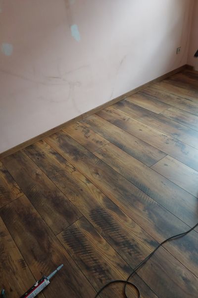 Matthias Brummer Dunkles Laminat & Fliesenrenovierung – Fertiggestelltes Ergebnis, Bild 2 – Haussanierung Region Landshut