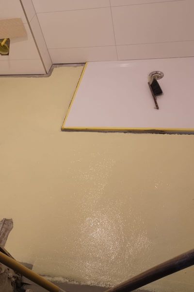 Matthias Brummer Weißes Duschbad – Zustand vor der Sanierung, Bild 1 – Innenausbau Landshut