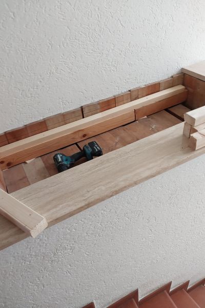 Matthias Brummer Treppenpodest-Verkleidung – Zustand vor der Sanierung, Bild 1 – Innenausbau Landshut