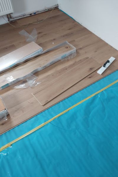 Matthias Brummer Helles Eiche-Laminat – Zustand vor der Sanierung, Bild 3 – Innenausbau Landshut