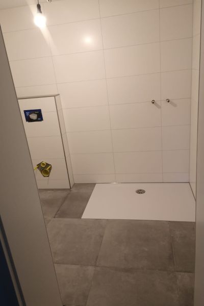 Matthias Brummer Weißes Duschbad – Fertiggestelltes Ergebnis, Bild 1 – Haussanierung Region Landshut