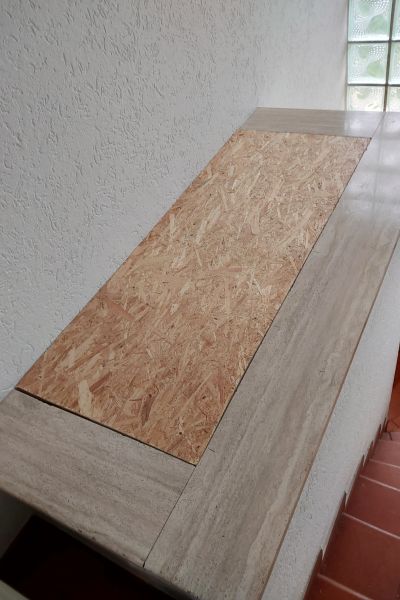 Matthias Brummer Treppenpodest-Verkleidung – Zustand vor der Sanierung, Bild 2 – Innenausbau Landshut