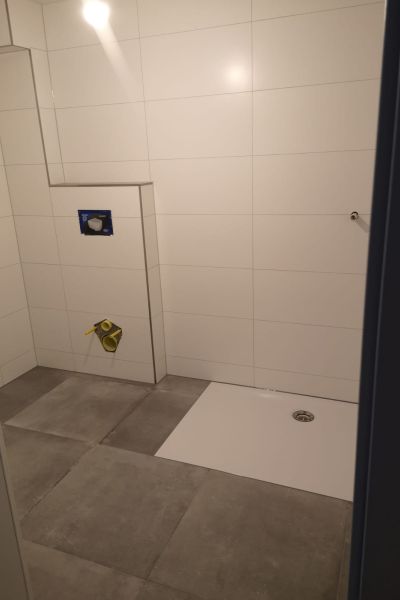 Matthias Brummer Weißes Duschbad – Fertiggestelltes Ergebnis, Bild 2 – Haussanierung Region Landshut