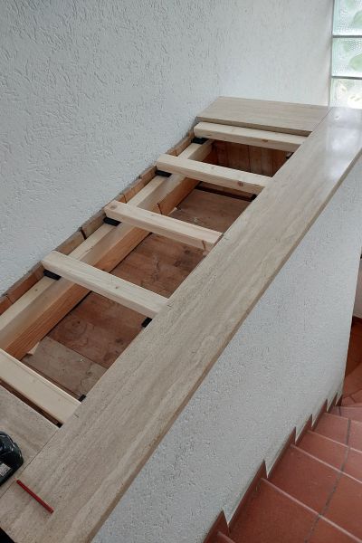 Matthias Brummer Treppenpodest-Verkleidung – Zustand vor der Sanierung, Bild 3 – Innenausbau Landshut