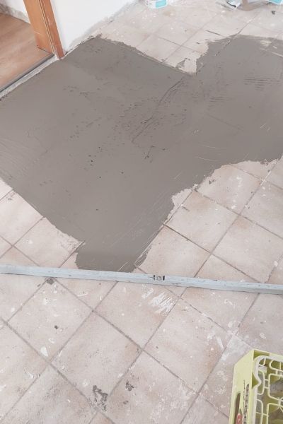 Matthias Brummer Dunkles Laminat & Fliesenrenovierung – Zustand vor der Sanierung, Bild 2 – Innenausbau Landshut